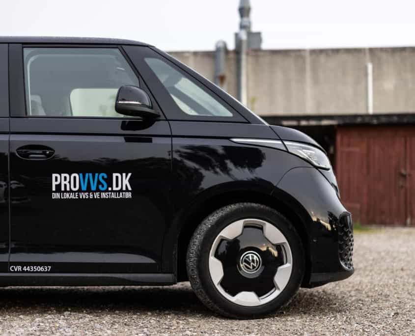 Sort servicevogn parkeret foran bygning - "PROVVS.DK"